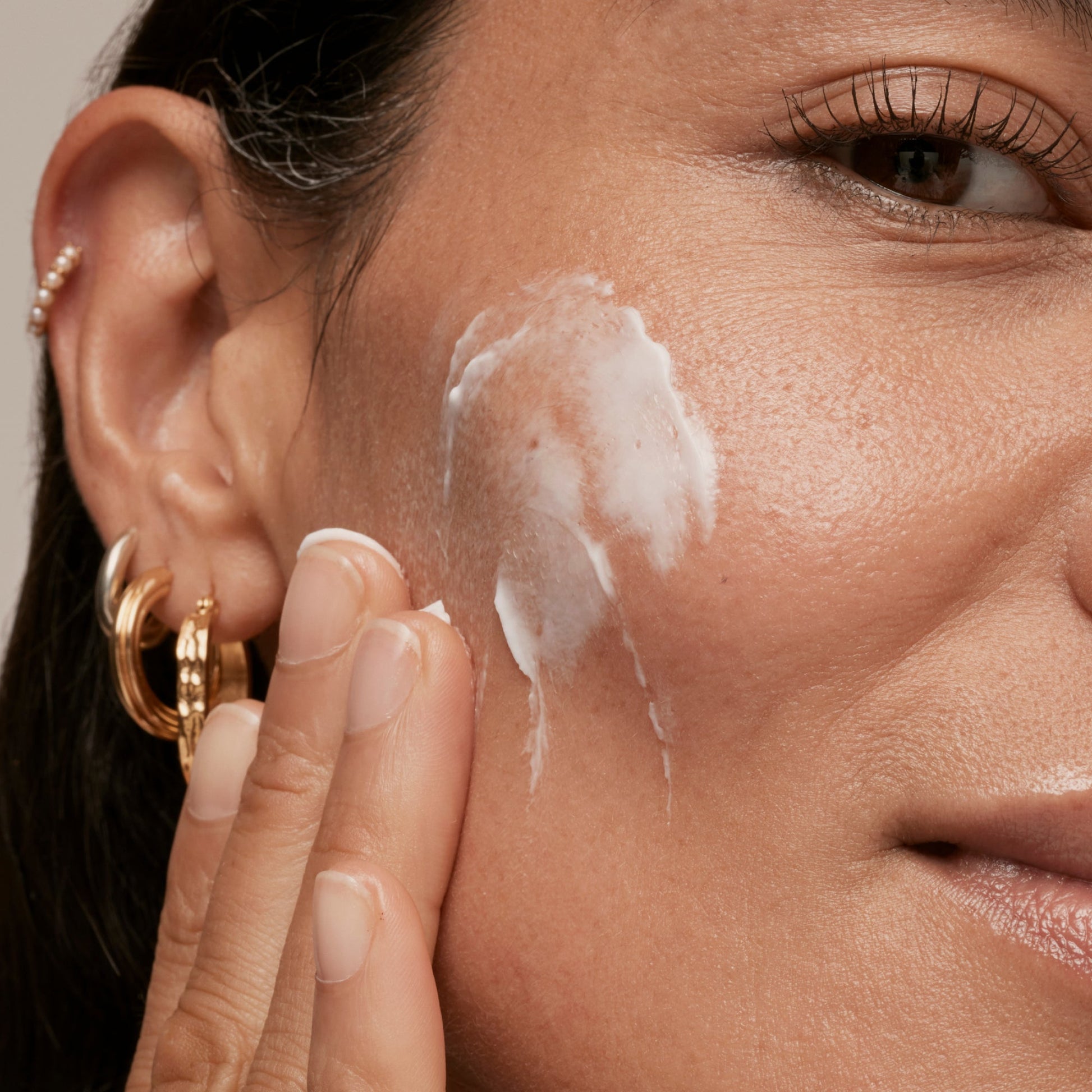simple-skincare-cleanser-and-ceramide-moisturizer-duo-p0 INKEY_DTC_Bio-ActiveCeramide_Ppage_Model_02_dd0fc443-e441-4e82-ac65-ebe93c1b6365_1.jpg